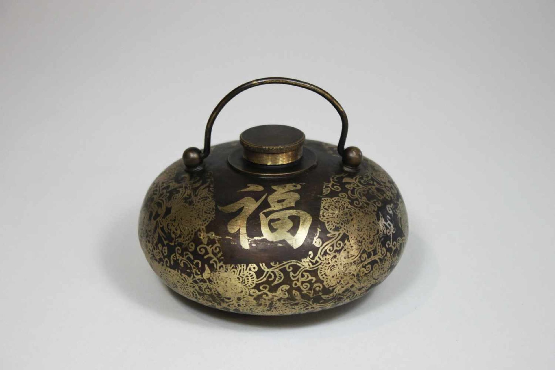 Kleiner Bettwärmer, Japan, Messing, florales Dekor, jap. Inschrift auf dem oberen Teil. H.: 8 cm,