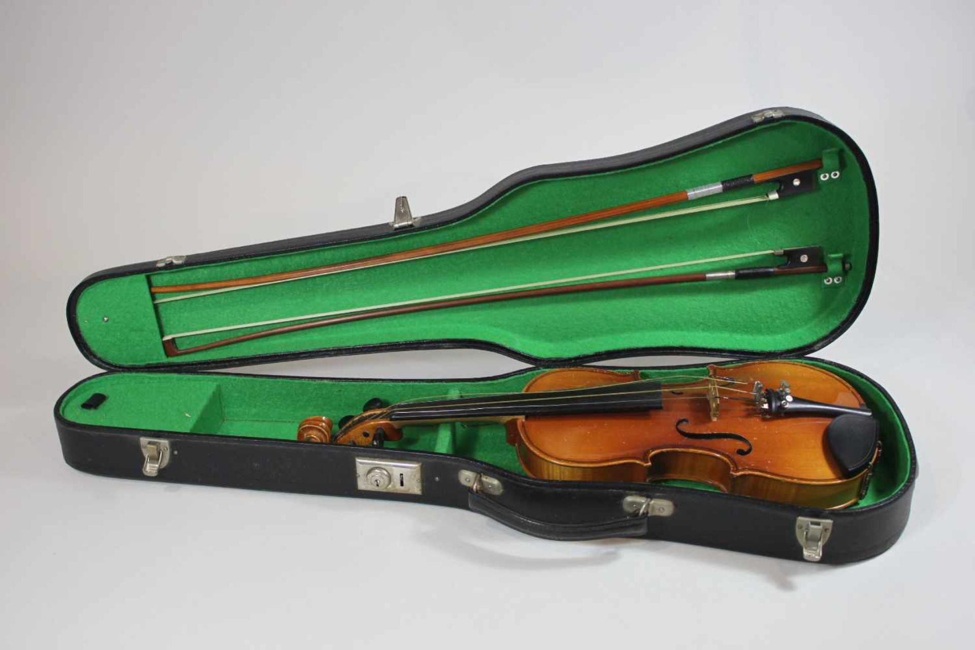 Geige und 2 Bögen im Koffer, Größe: 1/2, Bogen L.: 69 cm, 74 cm, Gebrauchsspuren.