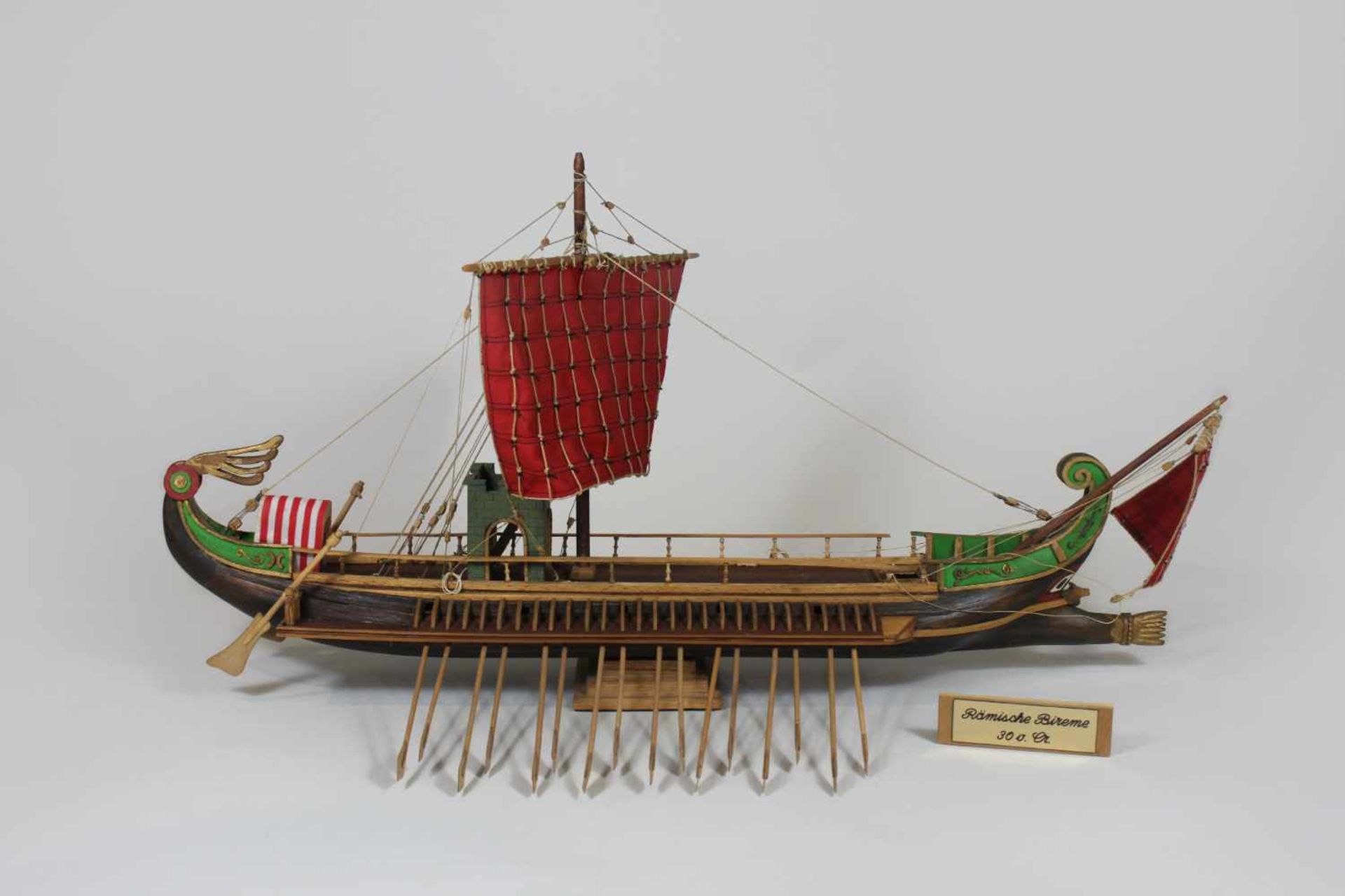 Modellschiff - Römische Bireme, no. 10, Holz, teilweise farbig gefasst, Maßen ca.: 62 x 32 cm. Aus