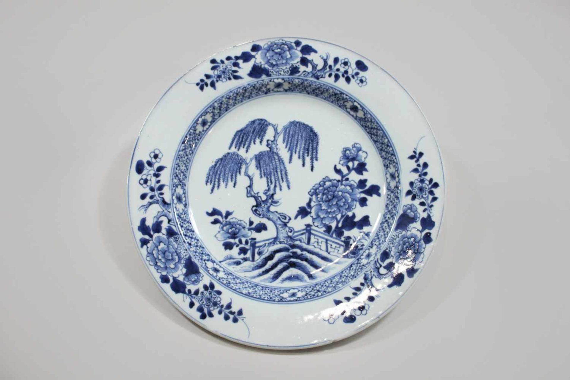 Großer Porzellanteller, China, Epoche des Kaisers Qianlong um 1740/45, blaues, florales Dekor