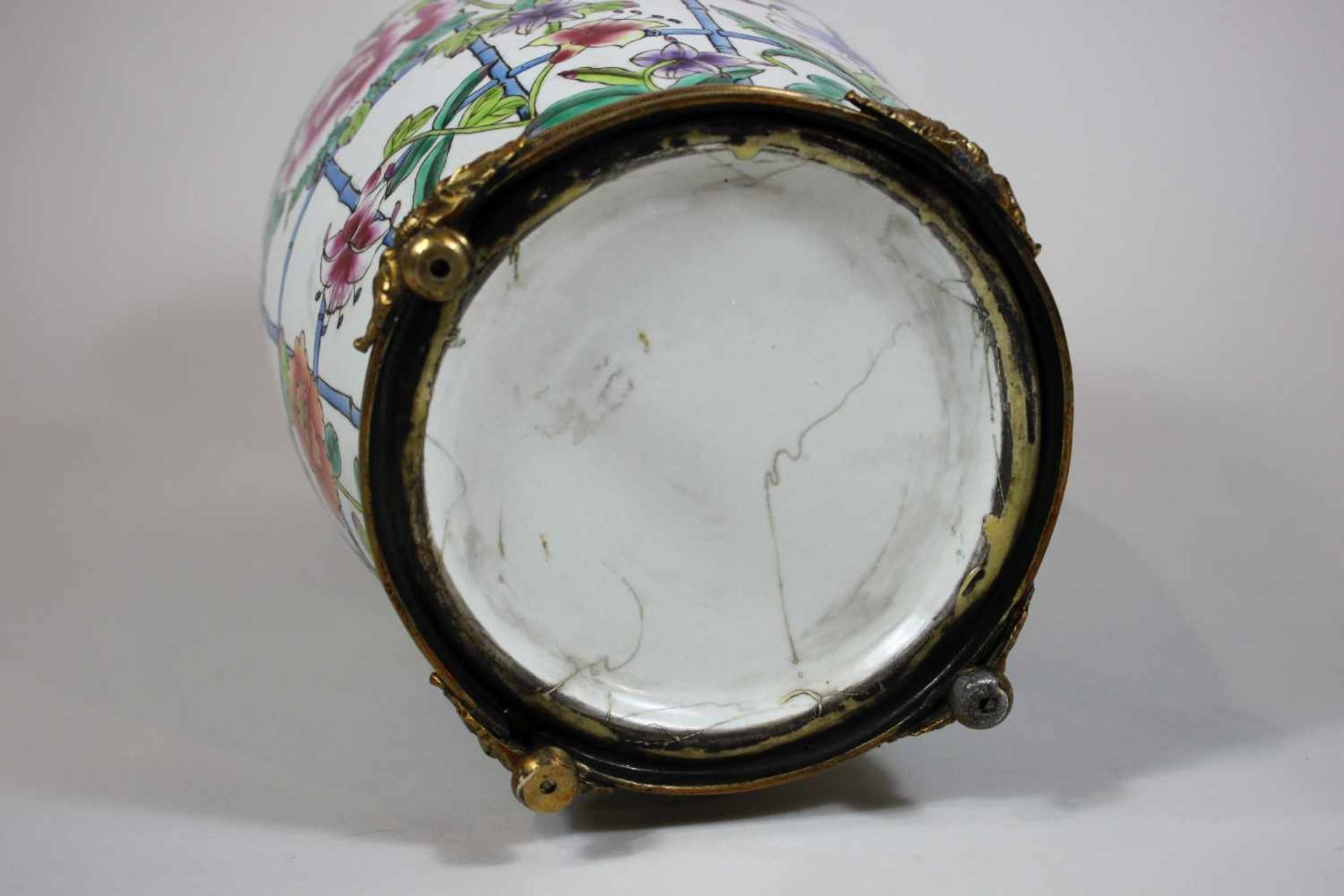 Porzellanvase, China, Blumen Dekor auf Bambusgitter, mit goldenem Metalldeckel versigelt, in eine - Bild 2 aus 2