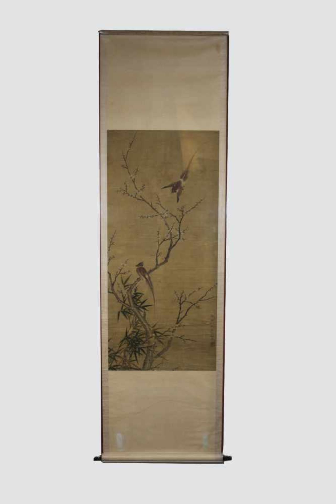 Japanisches Rollbild, Kakemono, Zwei Vögel und Sakura, sign., Darstellung: 102 x 46,5 cm, in - Bild 3 aus 3