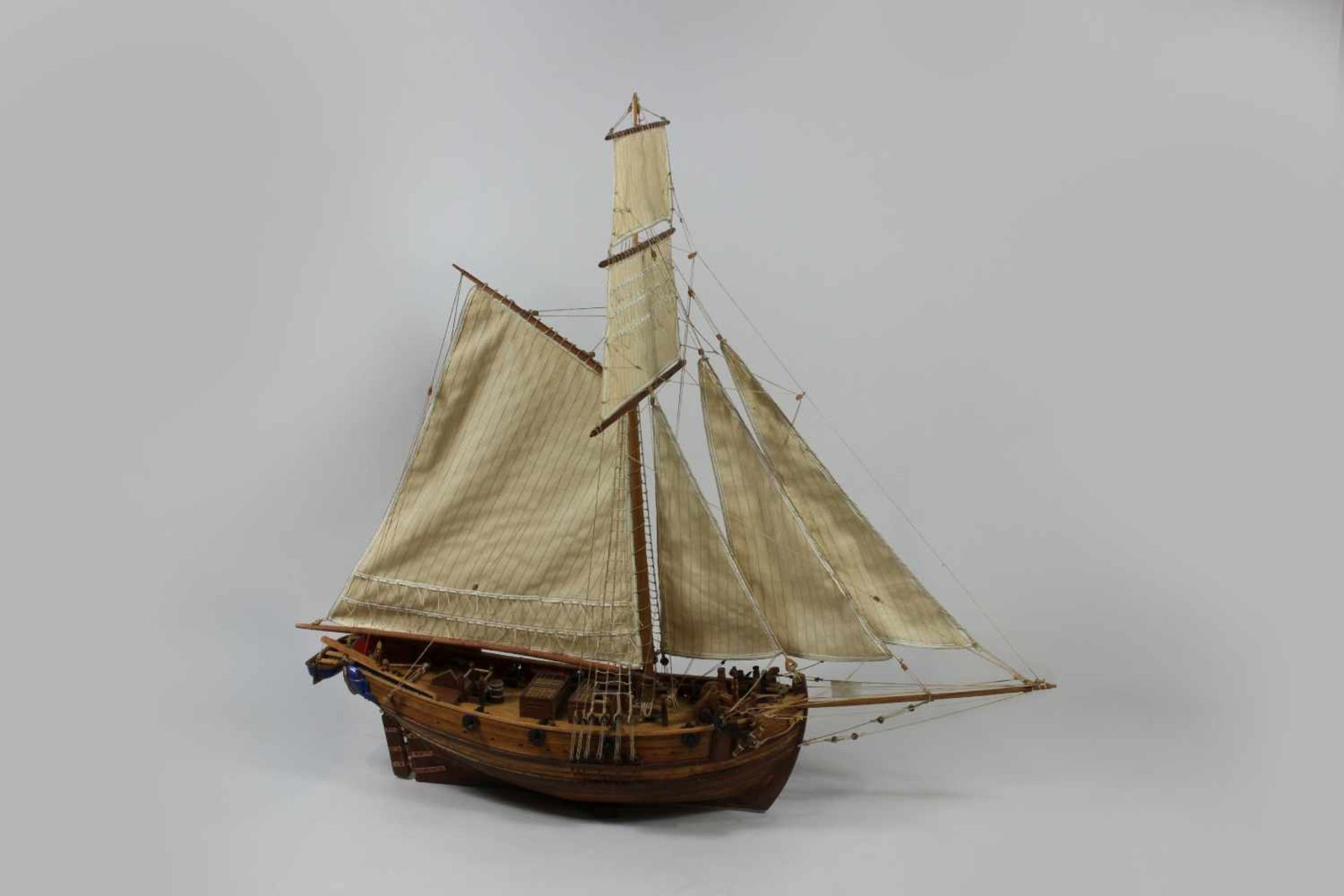 Modellschiff No. 47, Holz, teilweise farbig gefasst, Maßen ca.: 58 x 60 cm. Aus einer Privatsammlung