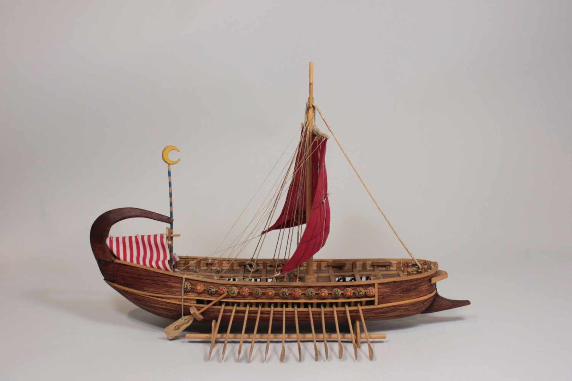 Modellschiff No. 6, Holz, teilweise farbig gefasst, Maßen ca.: 40 x 32 cm. Aus einer