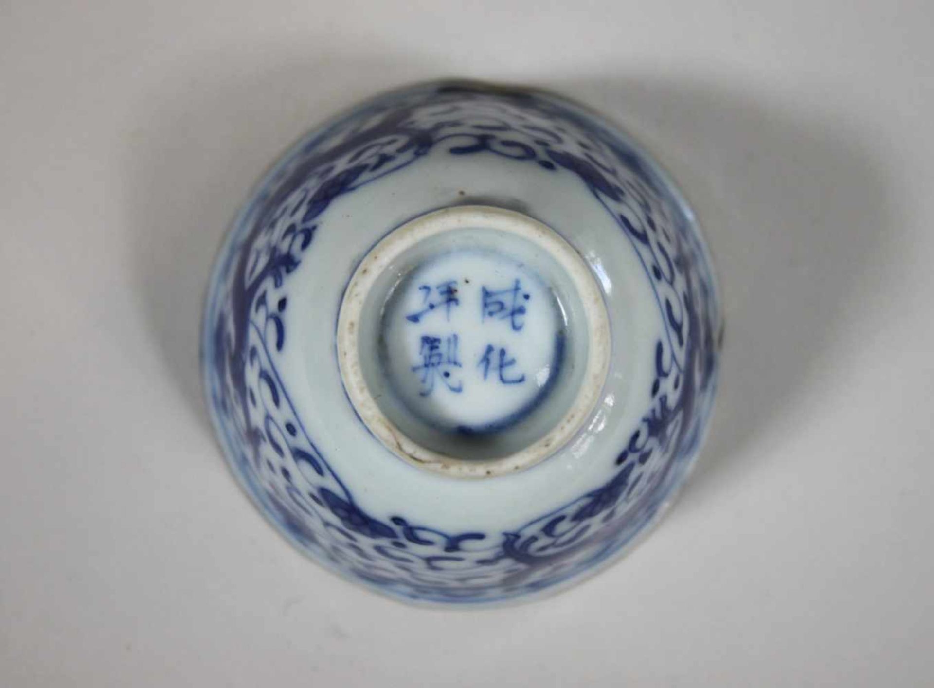 Kleines Porzellanschälchen, China, weiß mit blauem Dekor, blaue unter Glasur Marke am Boden. H.: 4,5 - Bild 3 aus 3