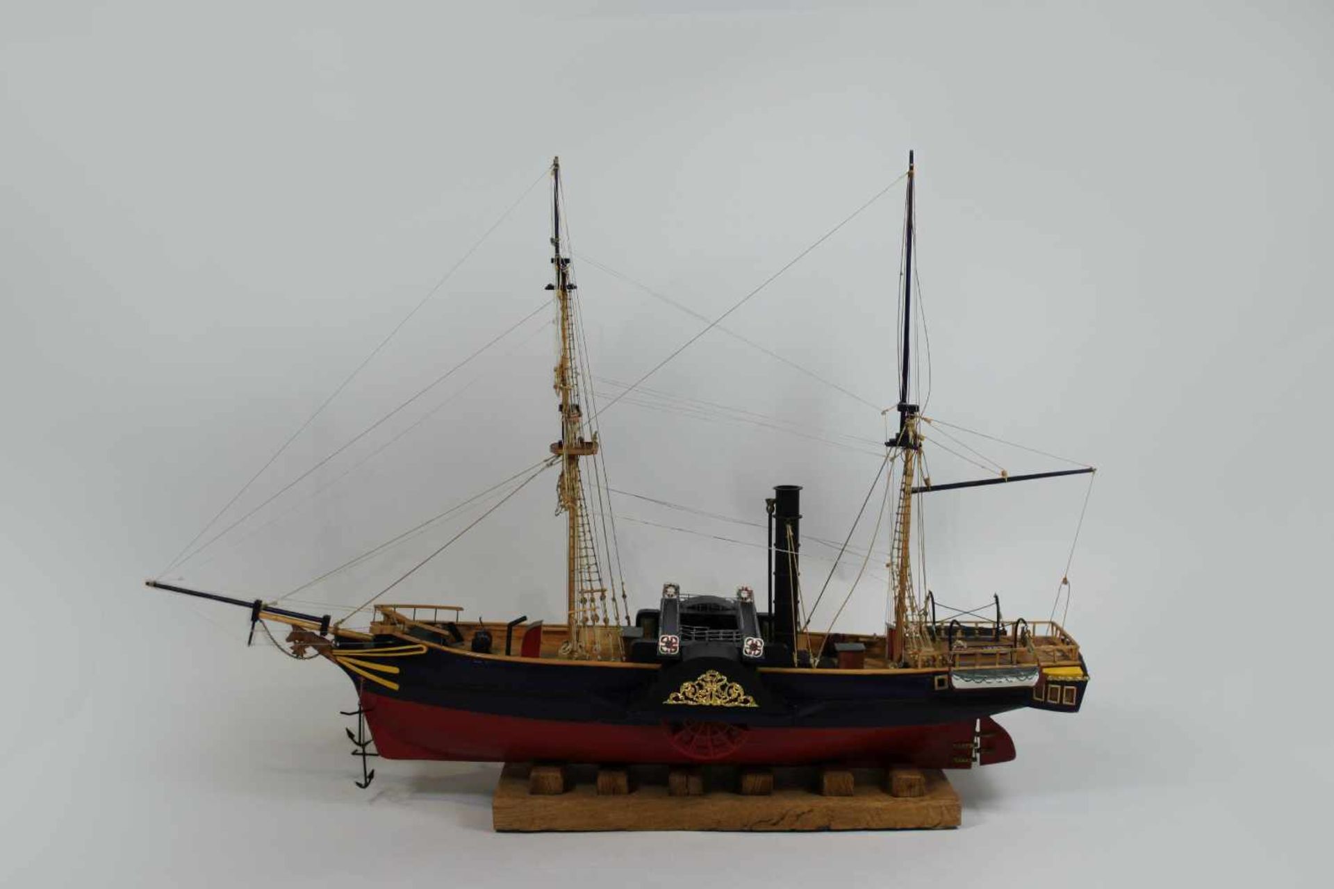 Modellschiff no. 39, Holz, teilweise farbig gefasst, Maßen ca.: 70 x 60 cm. Aus einer Privatsammlung