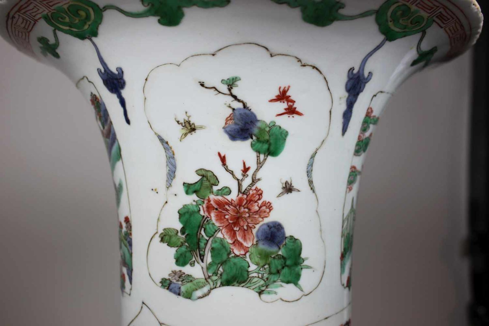 Porzellanvase in Gu-Form, China, aus Kin-te-tschen, Epoche Kangxi (1662 - 1722), bemalt in den - Bild 3 aus 5