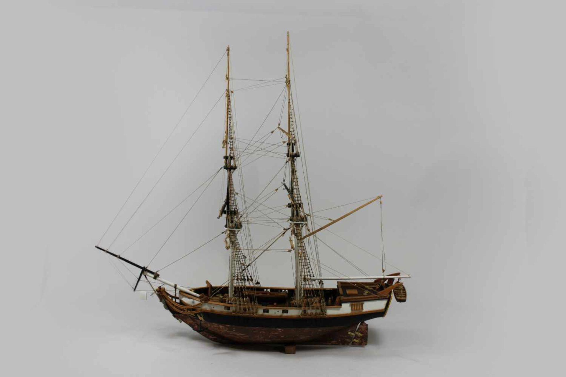 Modellschiff No. 9, Holz, teilweise farbig gefasst, Maßen ca.: 60 x 68 cm. Aus einer