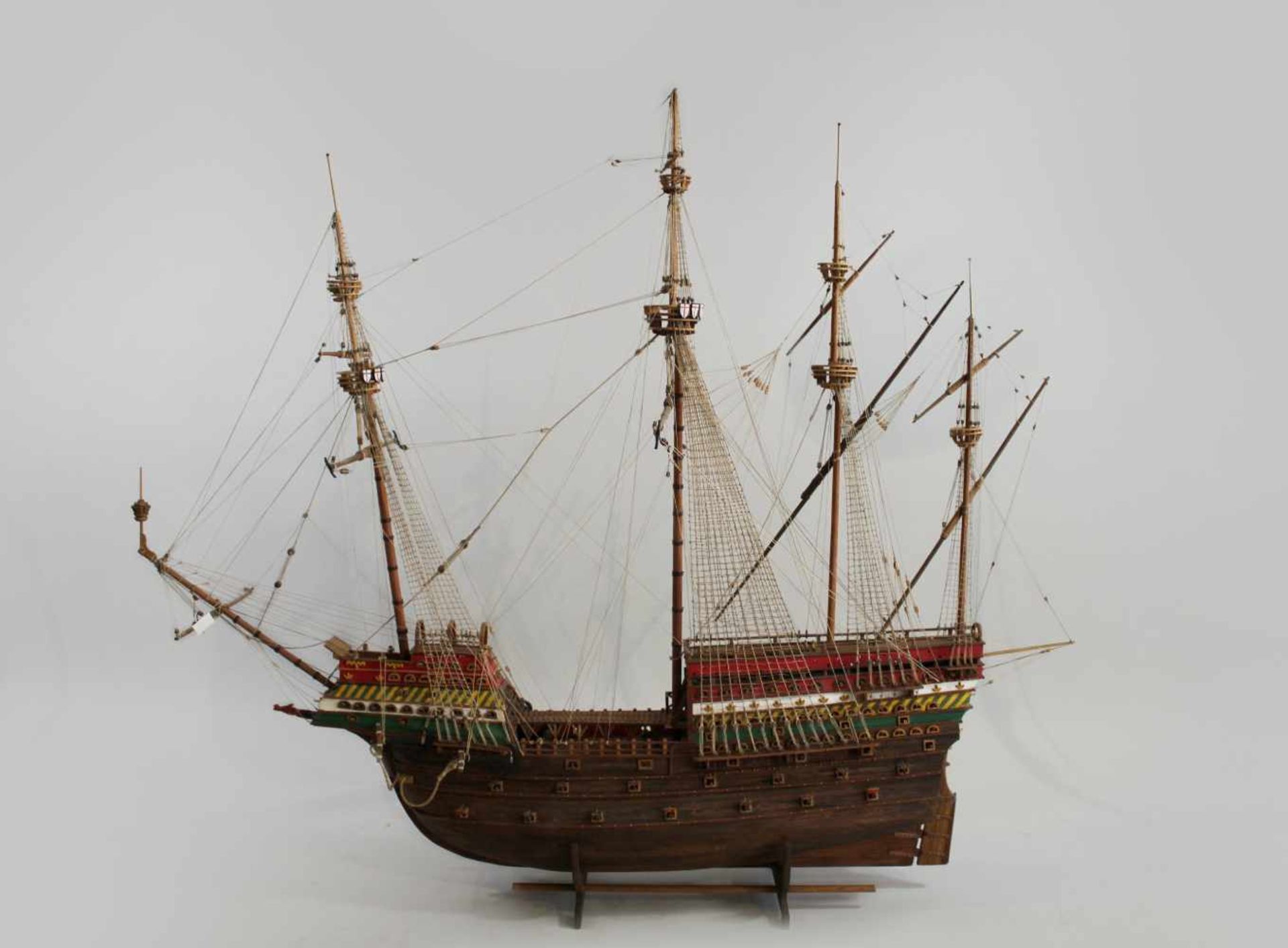 Modellschiff No. 33, Holz, teilweise farbig gefasst, Maßen ca.: 127 x 107 cm. Aus einer