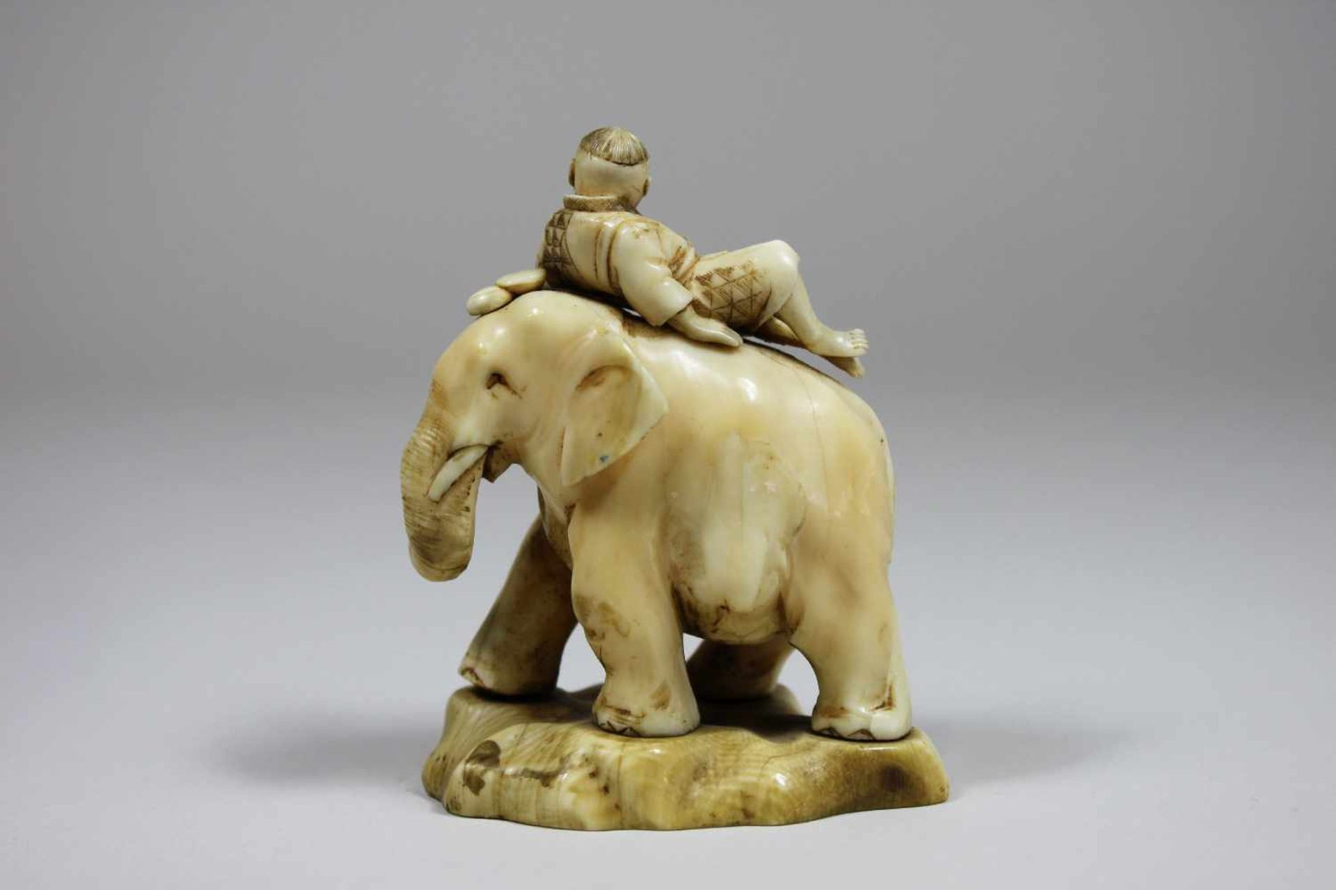 Kleine Beinfigur, Elefant mit einem Jungen auf dem Rücken, auf Beinplinthe, am Boden rote - Bild 2 aus 5