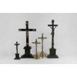 5 stehende Kruzifixe, ein Holz Kruzifix, Dreinageltypus, mit Goldverzierungen auf hölzernen