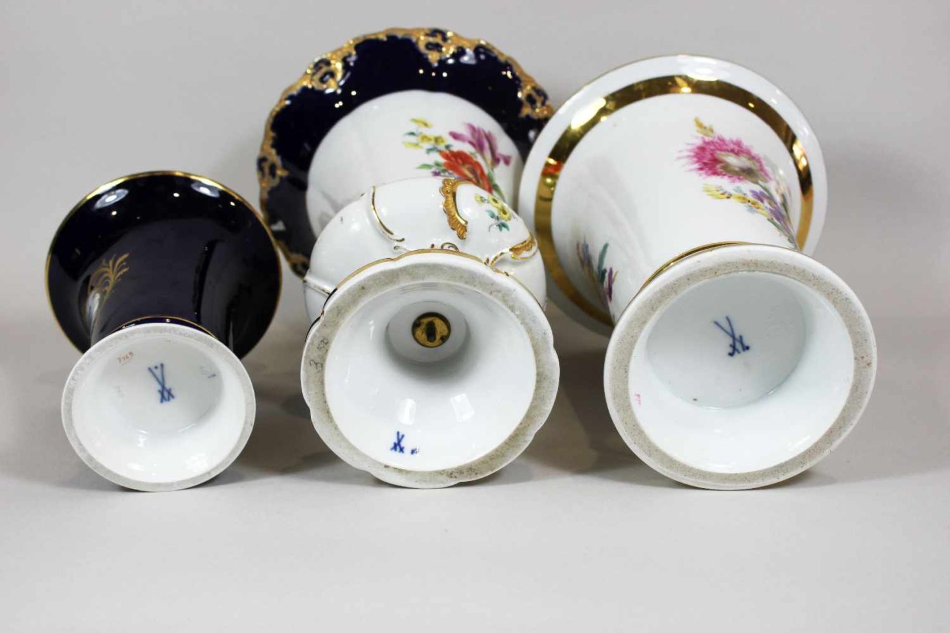 Drei Vasen, Meissen: 1. Prunkvase, 1. Wahl, Modelljahr 1761, Modellnummer 2790, polychromer Blumen - Bild 2 aus 2