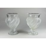 Paar Kristallvasen Lalique, Design Ermenonville, 2. H. 20. Jh., farbloses, formgepresstes Glas,