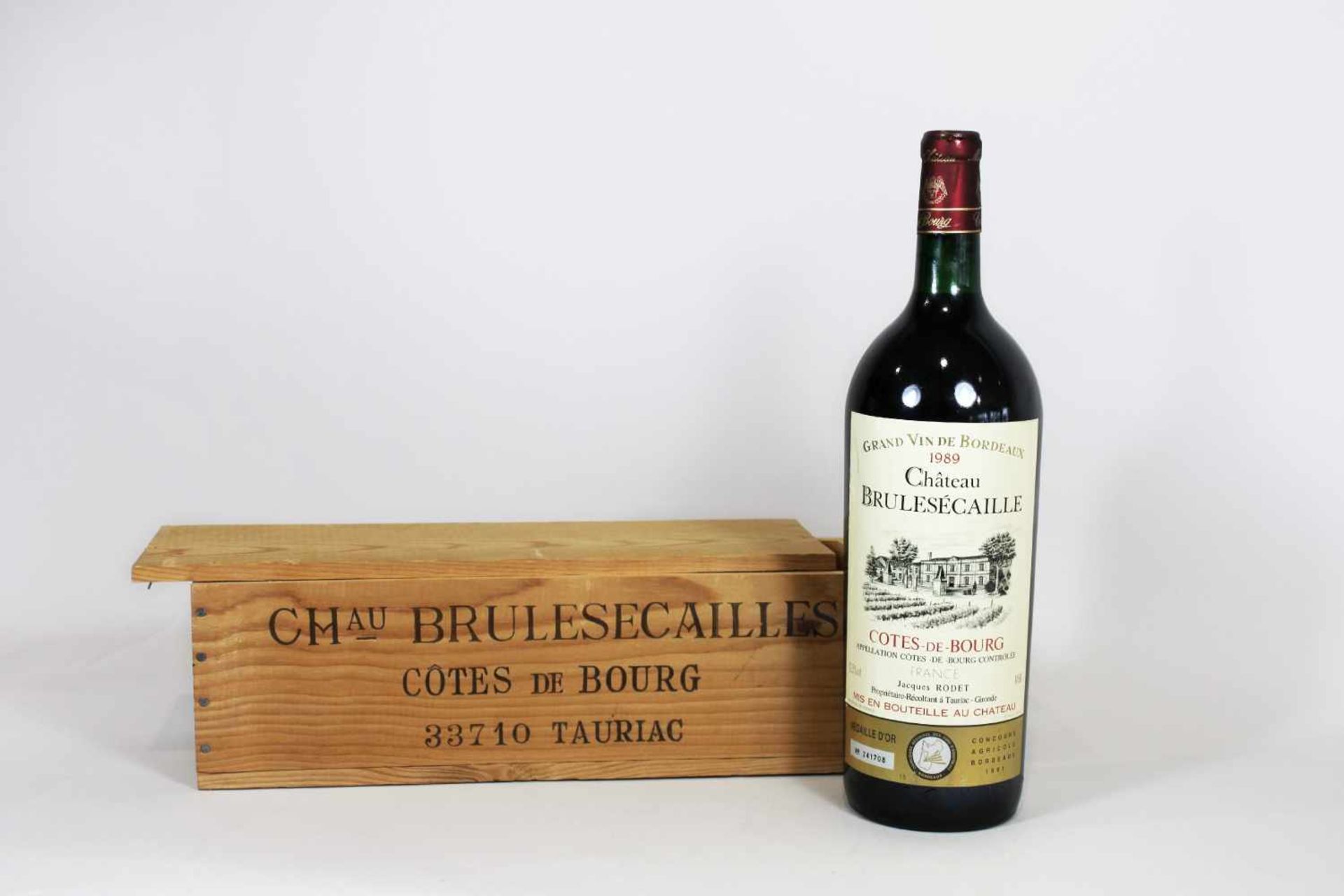 Flasche Rotwein in Holzkiste, Chau Brulesecailles Cotes de Bourg 33710 Tauriac, 1989.