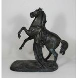 Bronze Pferd, stehend auf zwei Beinen mit einem Tuch auf dem Rücken bis hin zum Boden, rechteckige