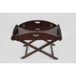 Butlers Tray, niedriger Stand, England, 19. Jh., Mahagoni, Maße: 46 x 60 x 69,5 cm (max.),