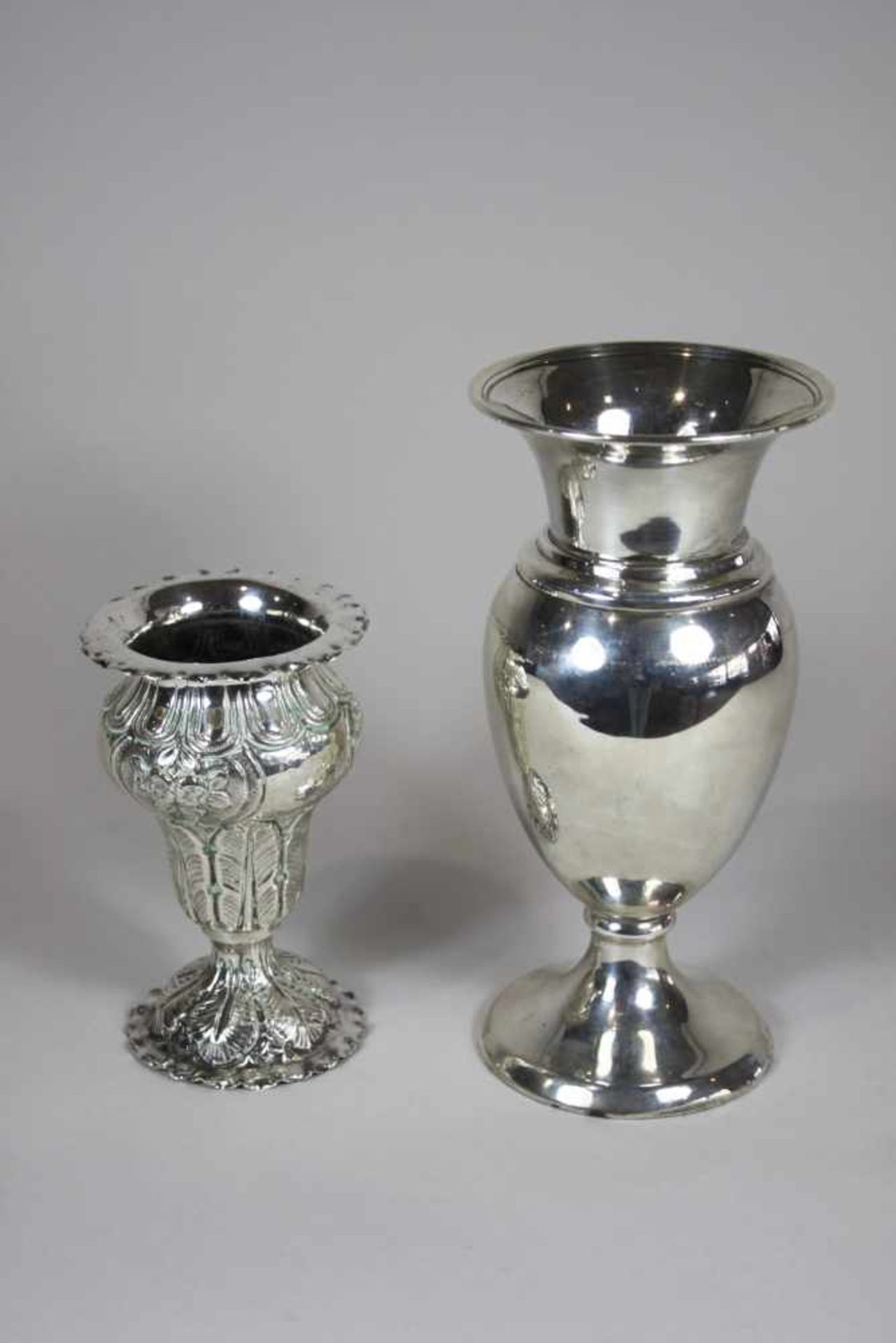2 englische Silbervasen, 19. Jh., 1. Bauchige Vase auf hohem Fuß und ausgestelltem Hals, gepunzt auf