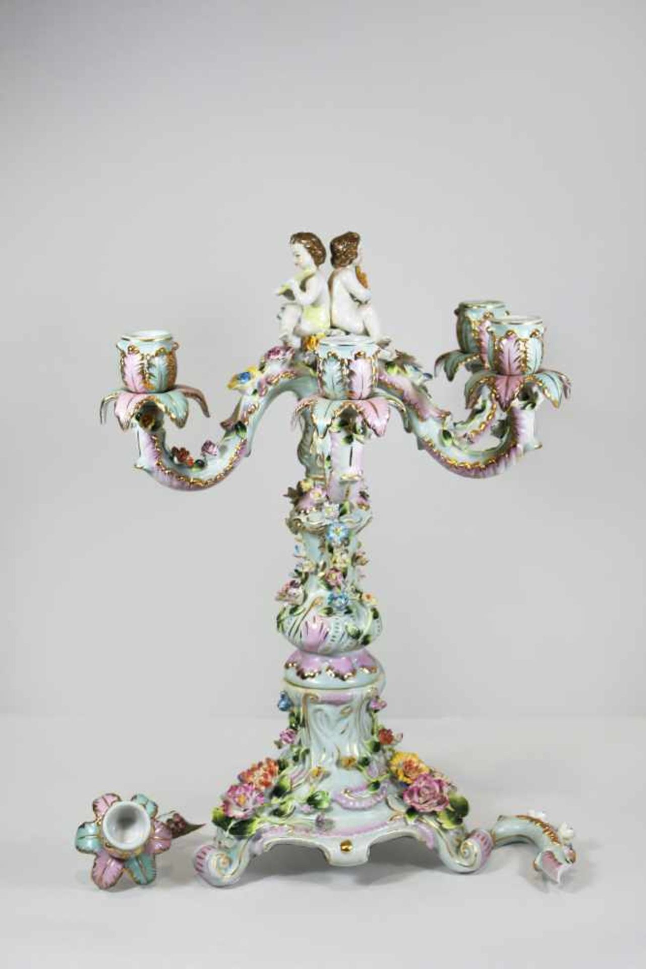 Porzellan Leuchter, 6-flammig, Baluster Form, zwei Putti Figuren an der Spitze sitzend,