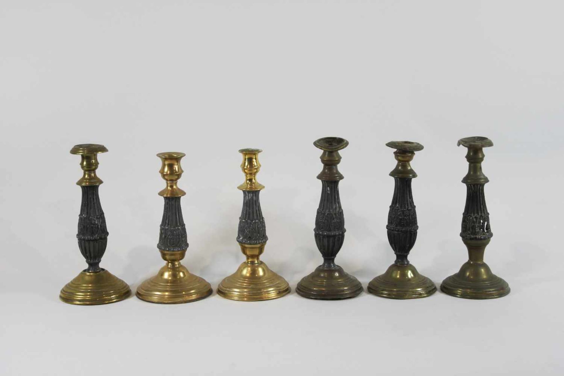 6 Louis Philippe Leuchter, Messing vergoldet, drei Leuchter mit breitem Fuß, Hals mit