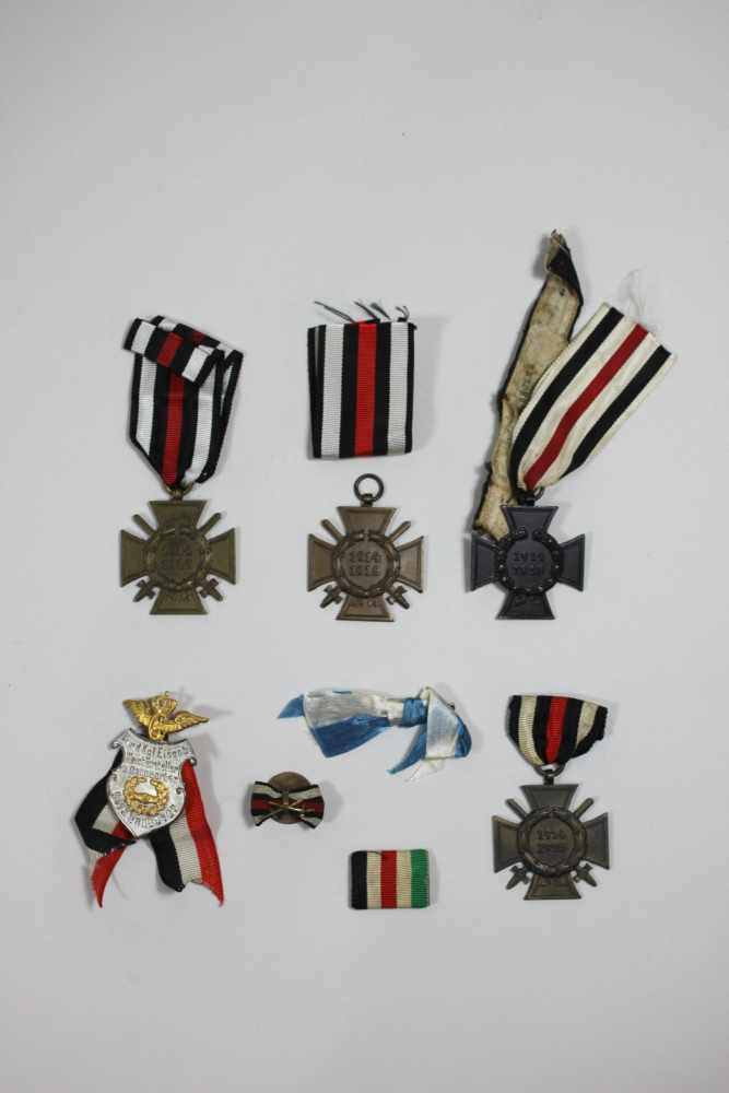 Konvolut Ehrenkreuze und Abzeichen, vier Ehrenkreuz 1914 / 1918 mit Schwertern, Rechtsverband