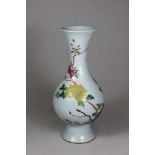 Vase, Porzellan, polychrom Oberglasiert, 19. Jh., Familie Rose, bauchige Vase mit diversen