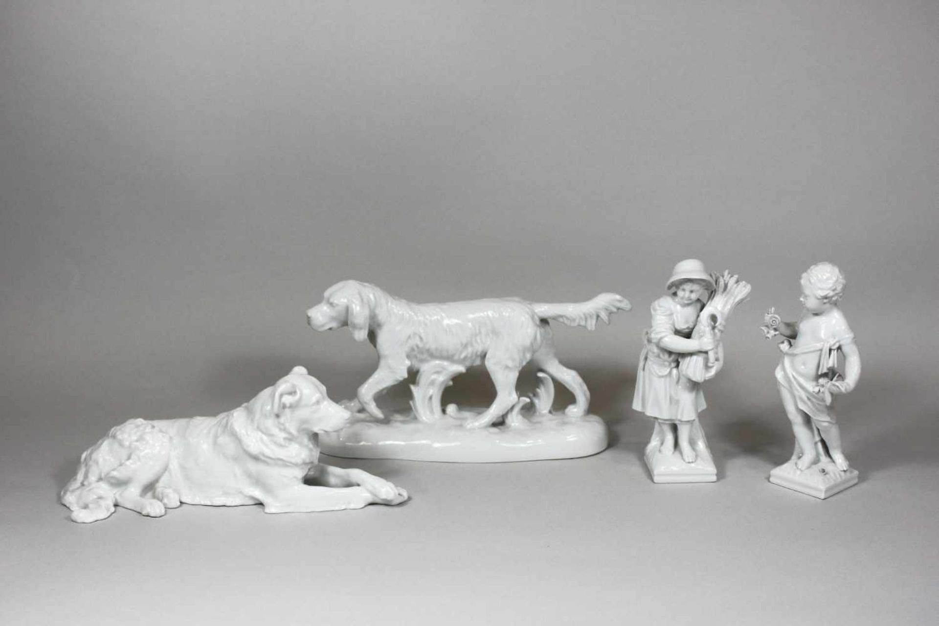 Konvolut aus vier Porzellanfiguren, KPM: 1. Putto mit Blumen, H.: 16 cm. 2. Frau mit Garbe und