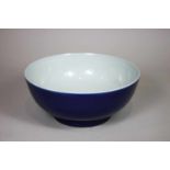 Schale, Porzellan, China, dunkel blaue Glasur an der Außenwandung, blaue 6-Zeichen Kaiser Xuande (