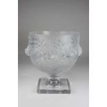 Kristallvase Lalique, Design Elisabeth, Frankreich Mitte 20. Jh., Schalenform auf quadratischem Fuß,