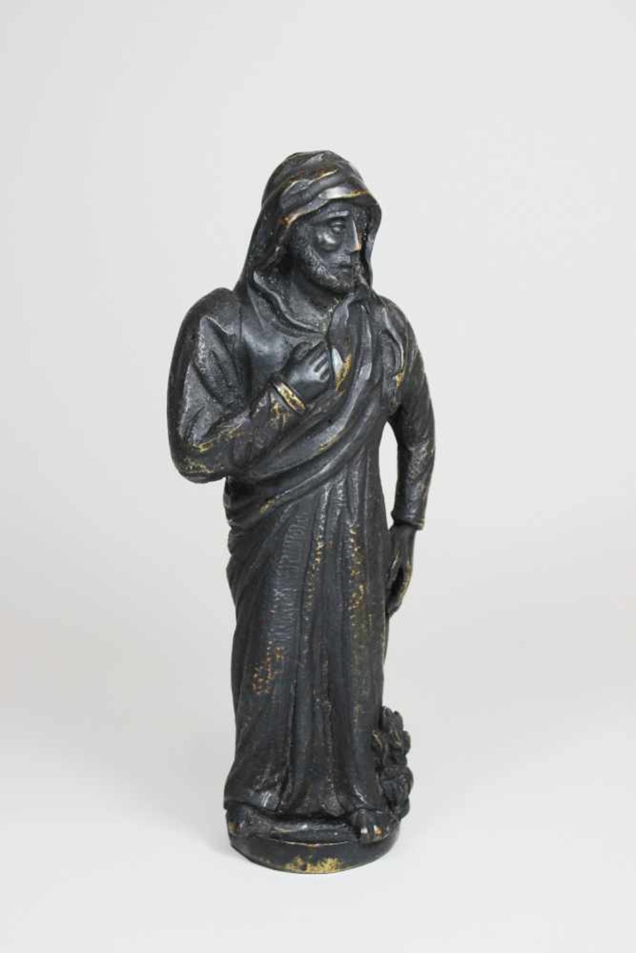 Figur eines älteren Mannes im Gewand, Bronze, dunkle Patina. H.: 19 cm.