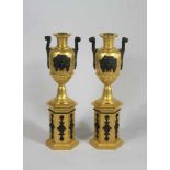 Paar Bronze Amphoren Vasen vergoldet, Frankreich, Directoire (1795-1799), bauchiger Körper mit