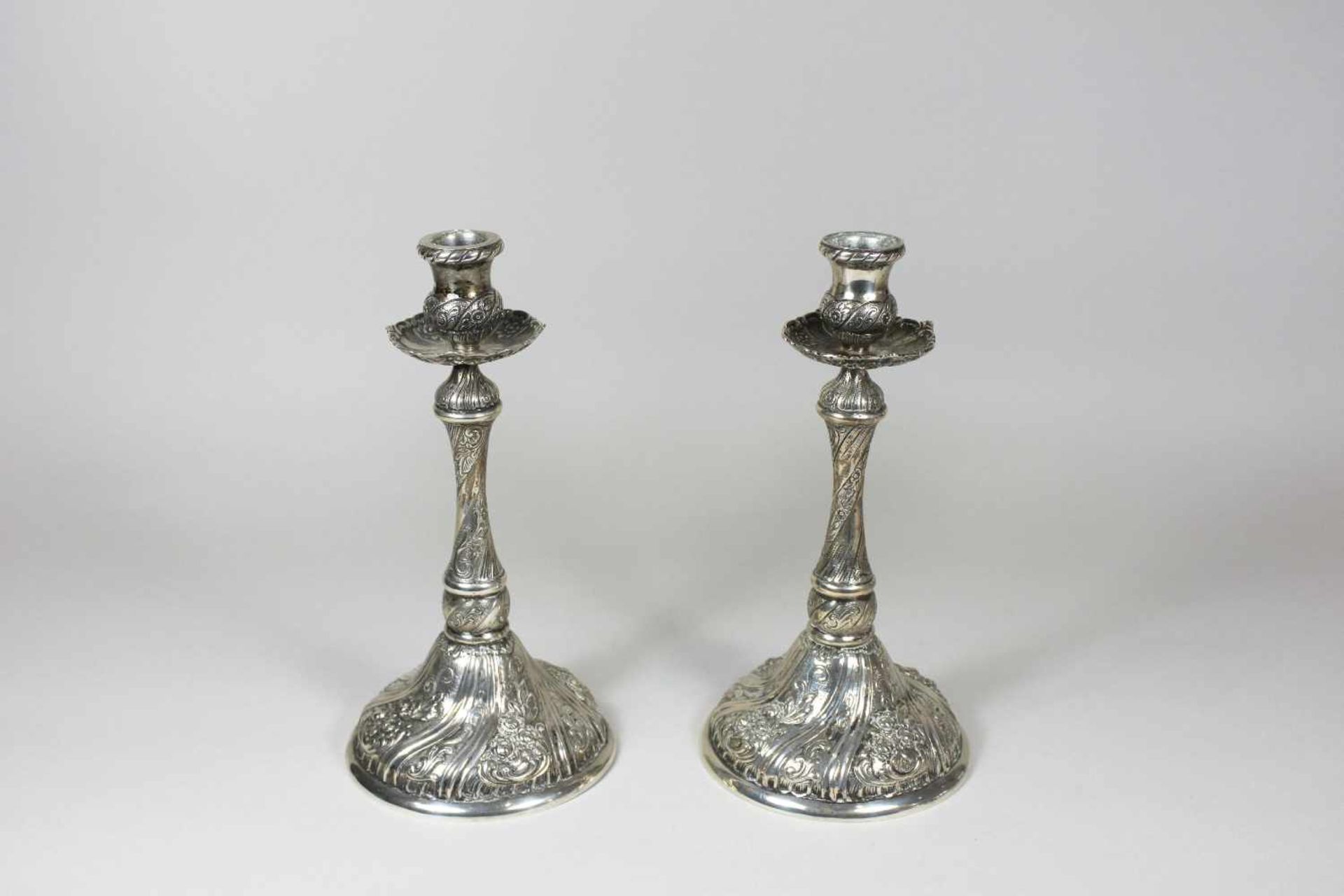 Paar Kerzenleuchter, Silber, einer von beiden gepunzt: Feingehaltsmarke 800, H.: 20 cm, Gesamtgew.