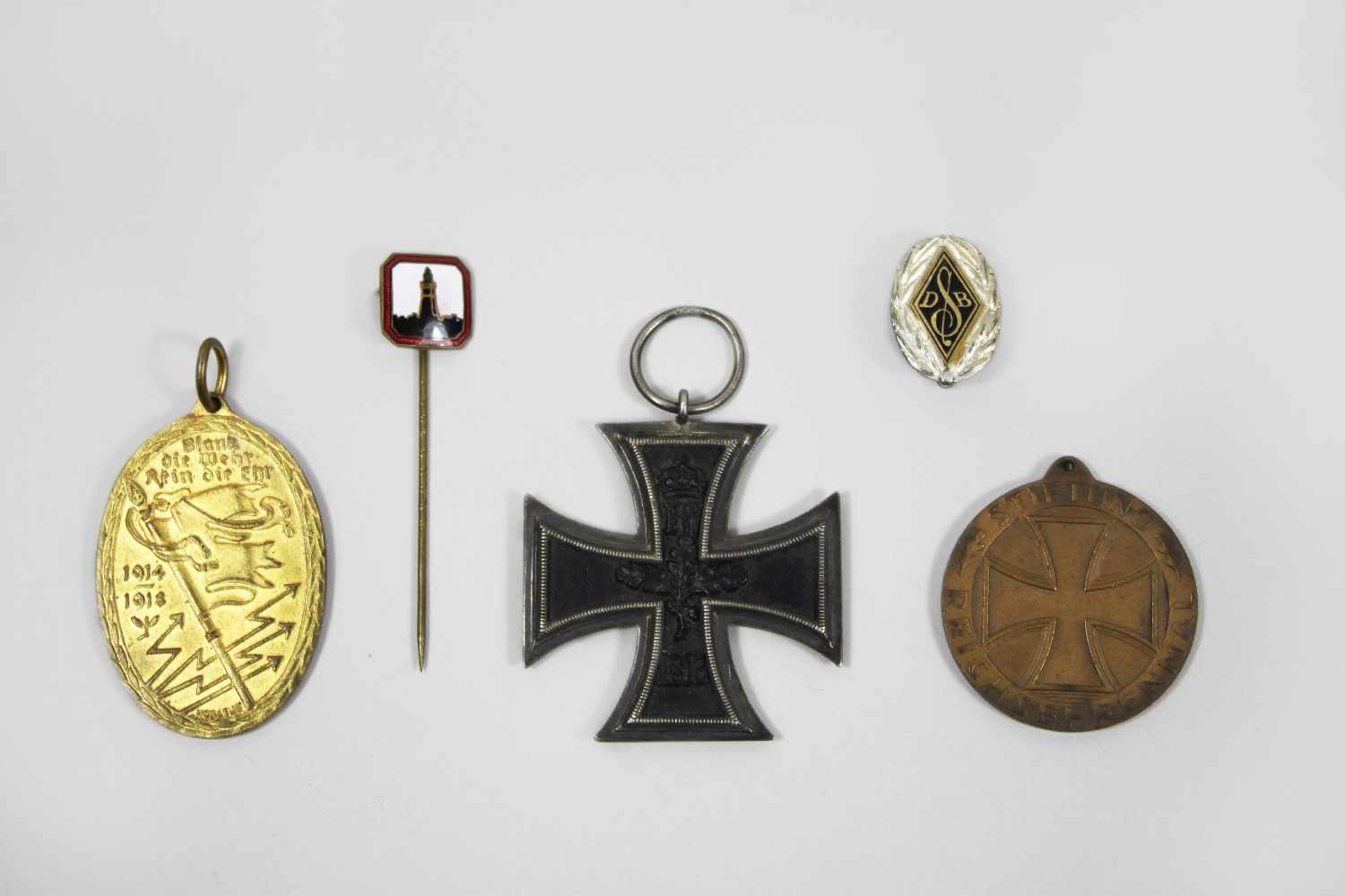 Konvolut aus 3 Medaillen und 2 Anstecker: 1. Eisernes Kreuz 1813/1914, 2. Klasse, der Kern mit