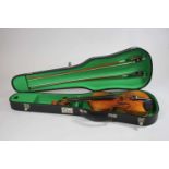 Geige und 2 Bögen im Koffer, Größe: 1/2, Bogen L.: 69 cm, 74 cm, Gebrauchsspuren.