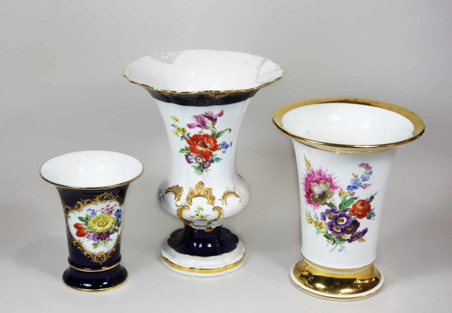 Drei Vasen, Meissen: 1. Prunkvase, 1. Wahl, Modelljahr 1761, Modellnummer 2790, polychromer Blumen