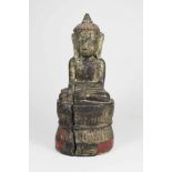 Bhumisparsha-Buddha, Holz Figur, Reste der goldenen Fassung. H.: 21 cm, B.: 9 cm. Alterungsspuren,