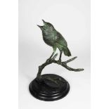 Vogel auf Ast, Bronze auf runden Marmorplinthe, grüne Patina. H.: 21 cm, B.: ca. 14 cm. Bronze