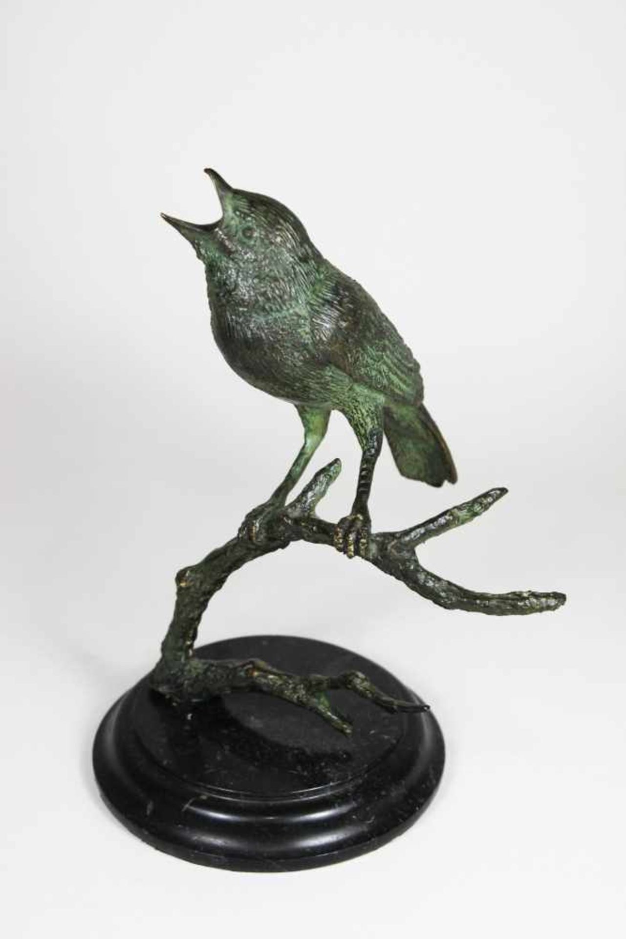 Vogel auf Ast, Bronze auf runden Marmorplinthe, grüne Patina. H.: 21 cm, B.: ca. 14 cm. Bronze