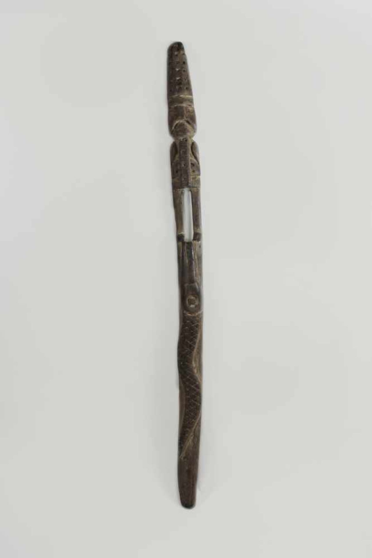 Zeremonialstab/Würdestab, wohl Südsee, Holz, figürlich beschnitzt - Pfeife rauchende Ahnenfigur