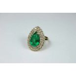 Ring, 585 Gold, G.: 6,5 g. Smaragd original, zentral, umlaufend von zwei Reihen Brillanten,
