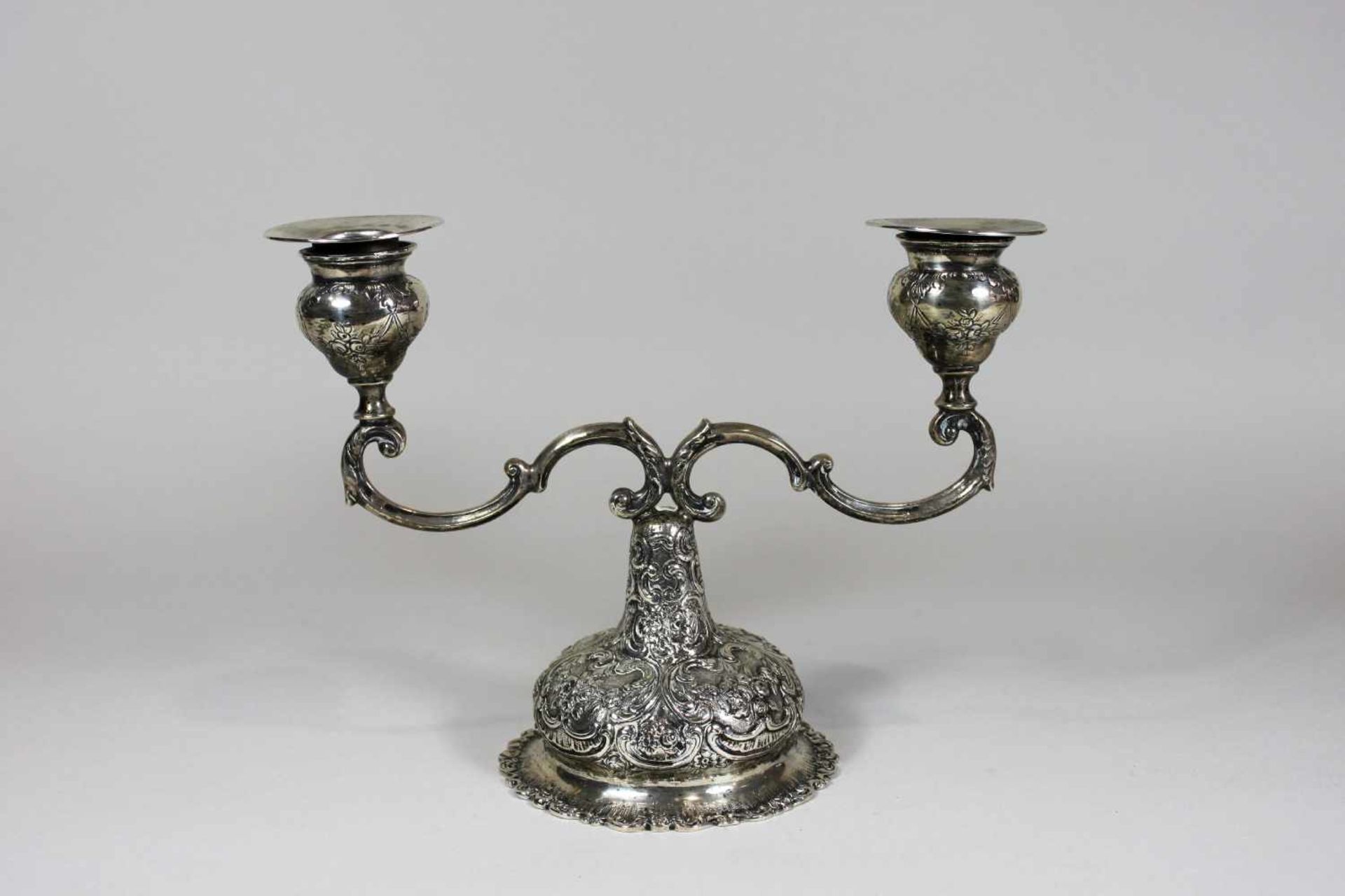 Zweiflammiger Kerzenleuchter im Rocaille Stil, Silber, gepunzt: Feingehaltsmarke 800 und Buchstabe W