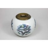 Tintenfass, Porzellan, Yongzheng Periode (1723-1735), kugelförmig, Drachen Dekor an der Wandung,