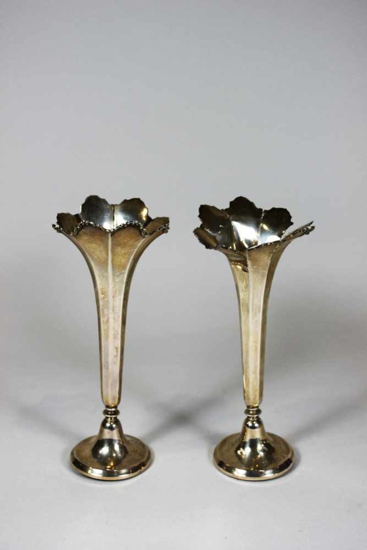 Paar kleine Vasen, Silber, gepunzt, Mappin and Webb, Birbingham, 1911, H.: 17 cm, eine Vase