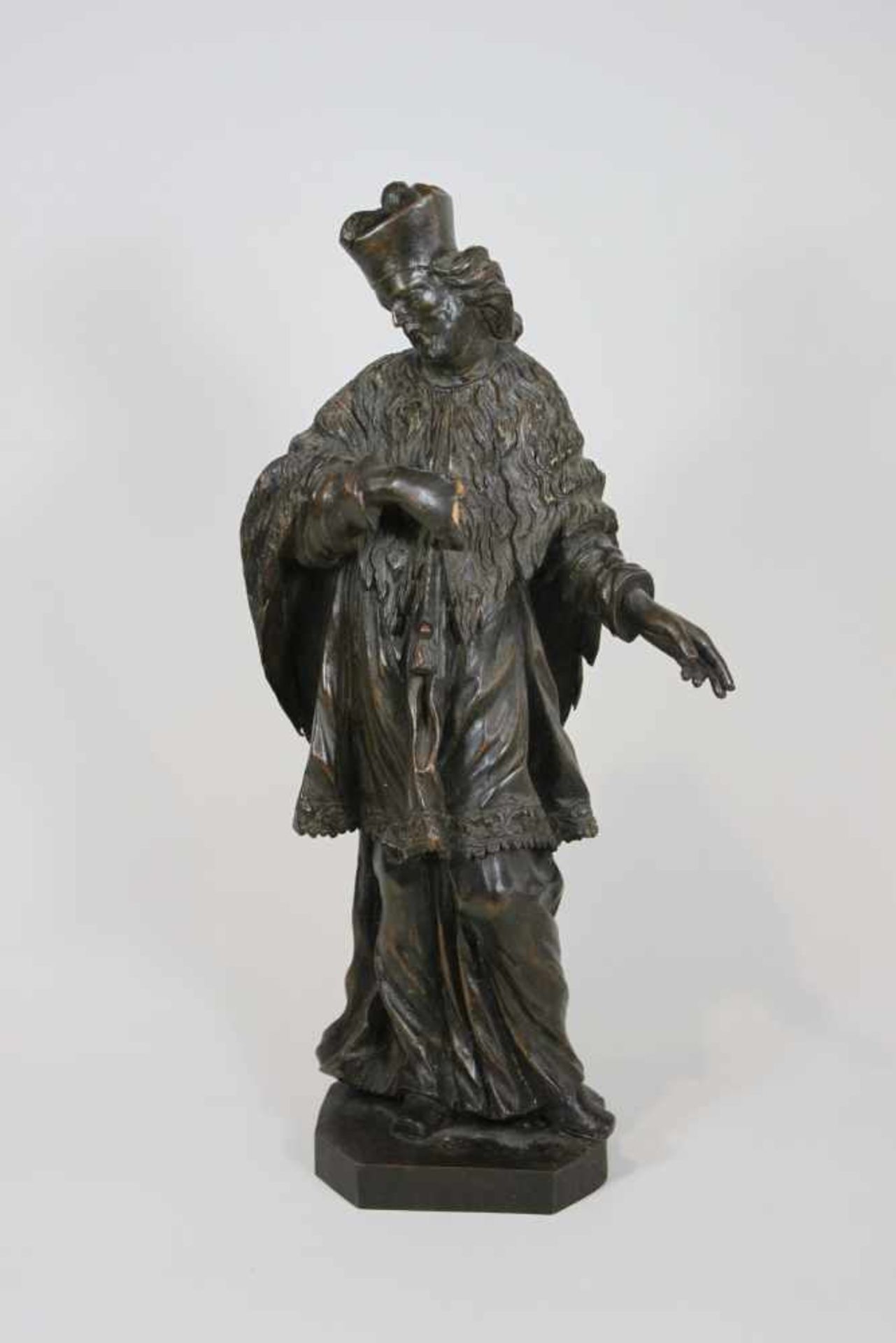 Hl. Nepomuk, Holz, geschnitzt, kleriker Gewand, auf achteckiger Plinthe, Finger der rechten Hand