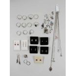 Aufwendiges Konvolut, Silberschmuck, 45 Teile: 10 Teile Ohrschmuck, 20 Anhänger, 10 Ringe, 5