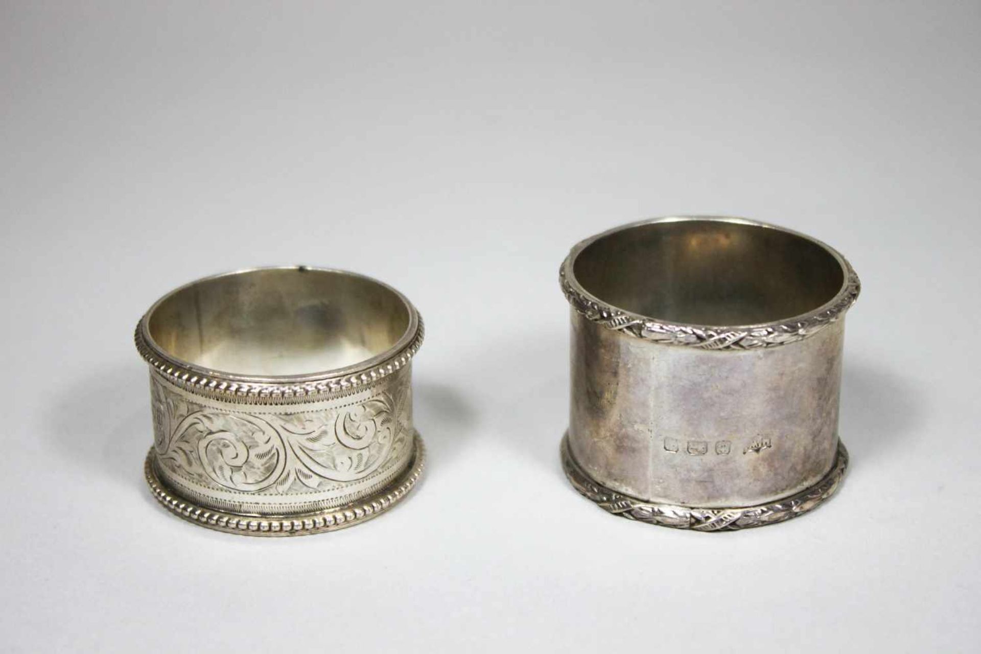 Zwei Serviettenringe, Silber, gepunzt, Mappin & Webb, Birmingham und London, 1908, Gew. ca. 82 g.
