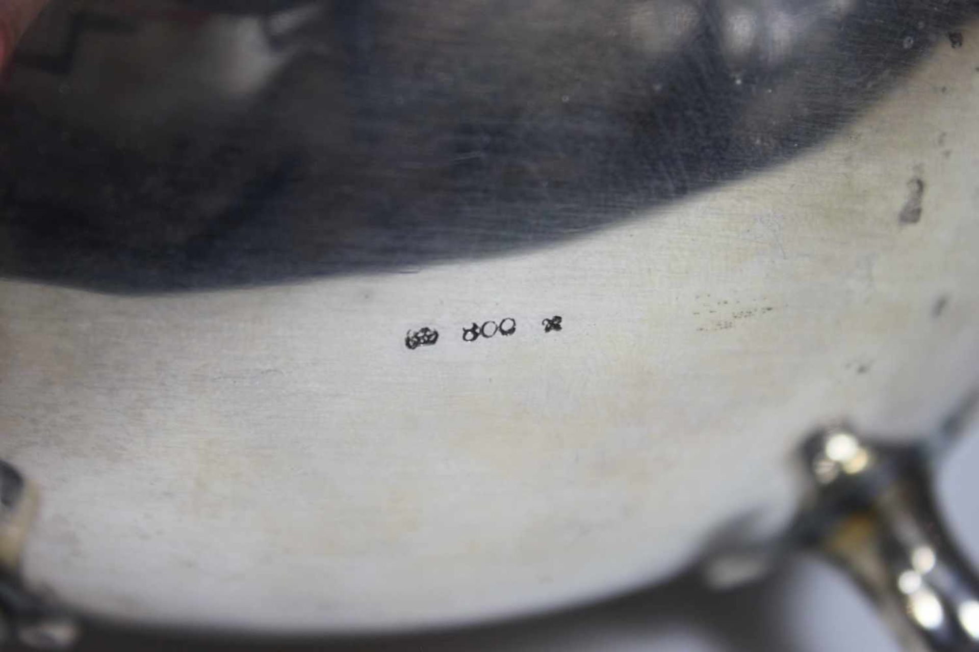 Silberdose mit Deckel, Deutschland 19. Jh., ovaler, bauchiger Körper aus mattem und glattem - Image 3 of 3