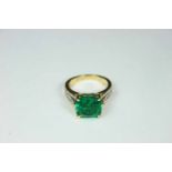 Ring, 585 Gold punziert, G.: 6,8 g., Brillant, grüne Schmucksteine, mit Steinbrücke bis zur Fassung,