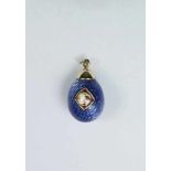 Anhänger - Osterei - im Faberge-Stil, 585/- Gelbgold, blaue Email auf guillochierten Grund, mit