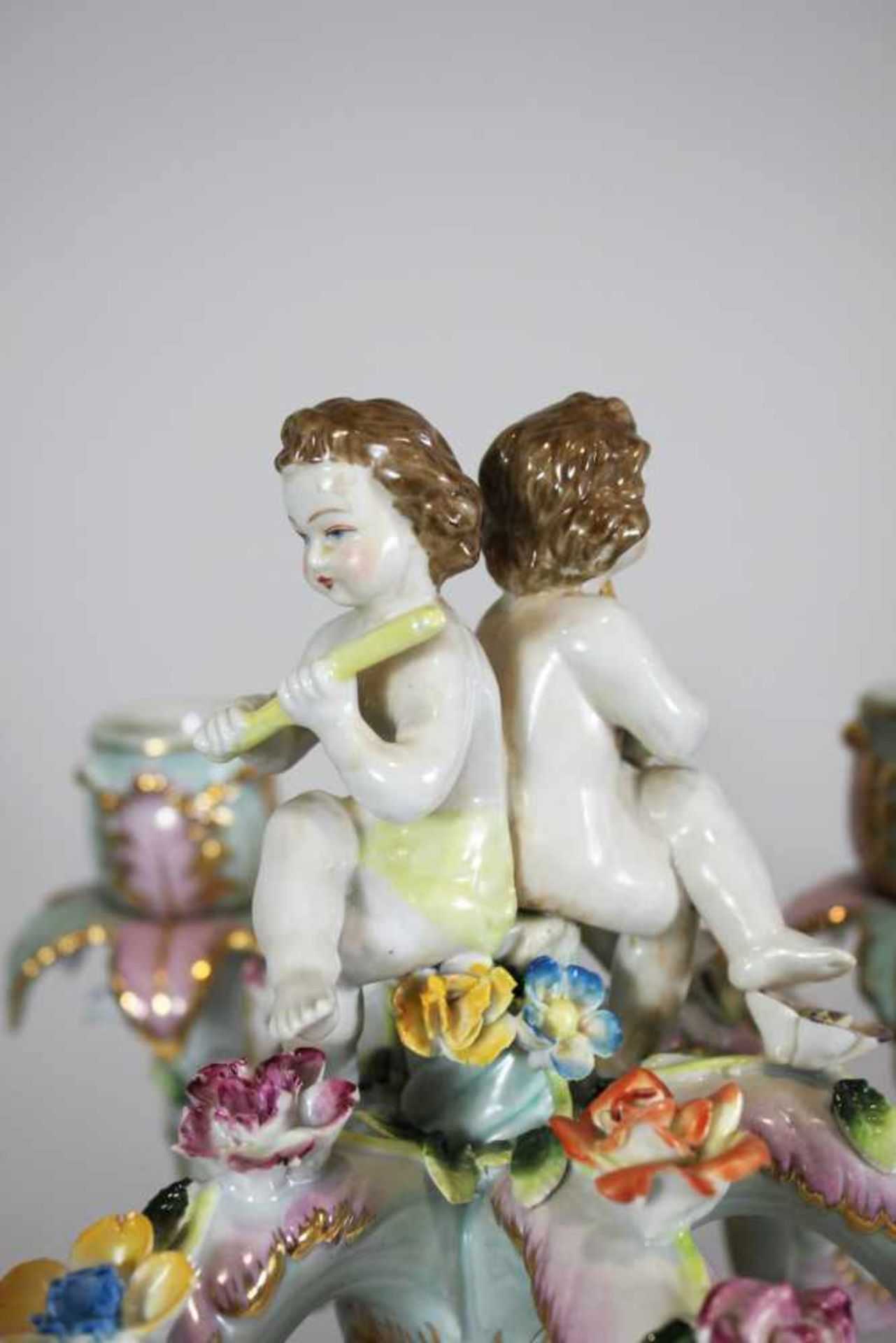 Porzellan Leuchter, 6-flammig, Baluster Form, zwei Putti Figuren an der Spitze sitzend, - Bild 2 aus 3