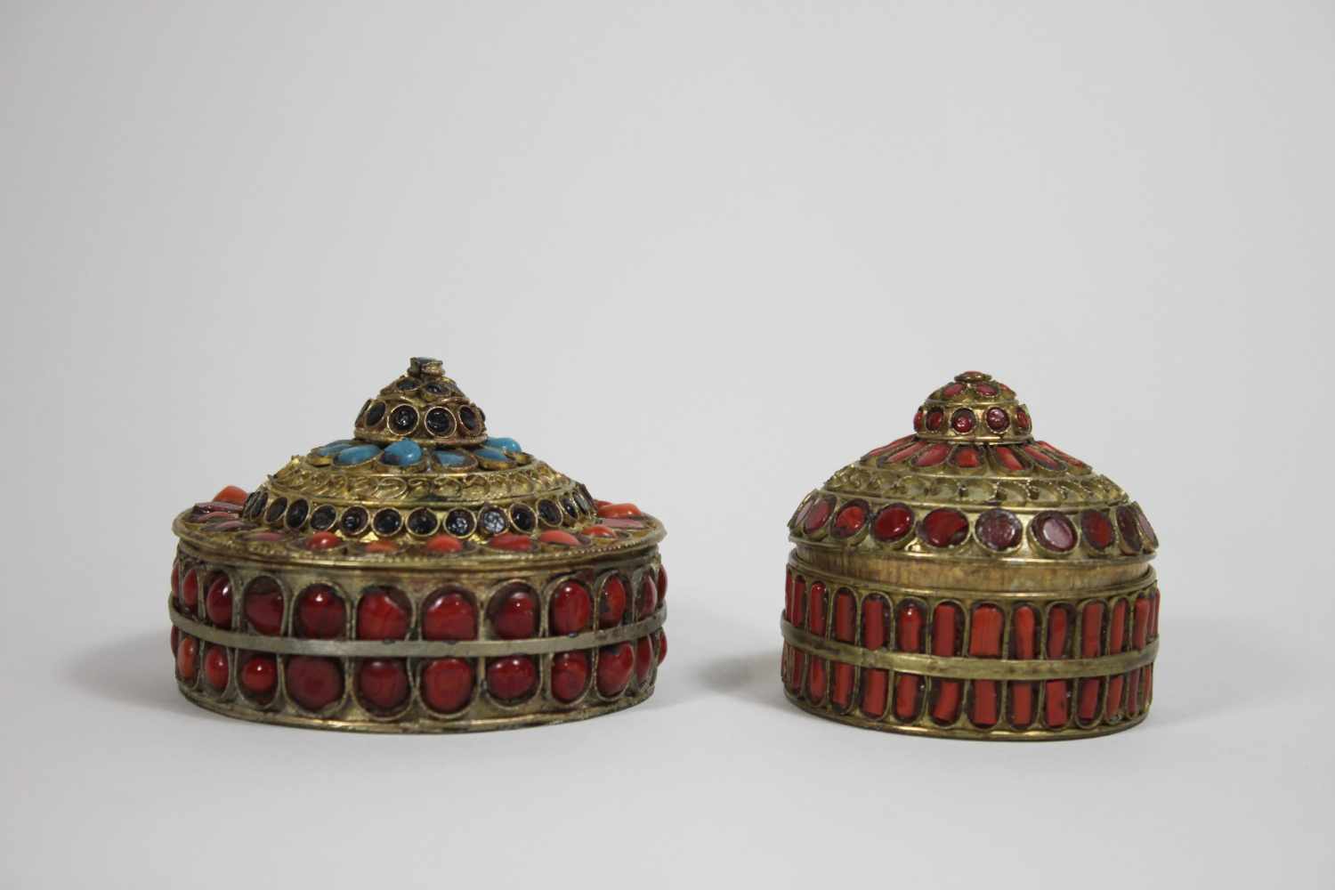 Zwei tibetanische Döschen, Messing mit Korallen, Türkise und Lapislazuli, Innen vergoldet, Steine